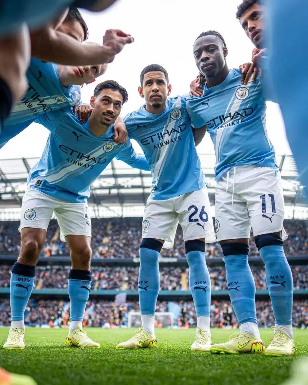 迈尼昂在加比亚社媒动态下留言，后者回复：请续约（迈尼昂在加比亚动态下互动，加比亚回复：请续约）