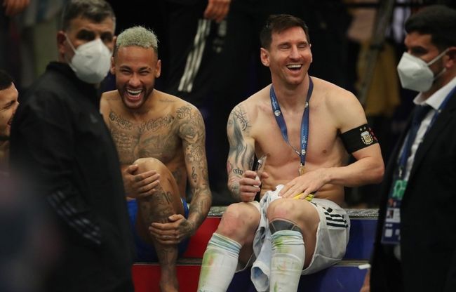 横看成岭侧成峰，乔治娜晒出差照秀出傲人身材（换个角度皆风景，乔治娜晒差旅美照尽显好身材）