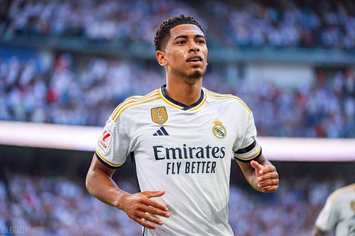 FIFA年度最佳男足阵容：巴黎6人入选，亚马尔在列，姆巴佩无缘（FIFA年度最佳男足阵容出炉：巴黎6将上榜，亚马尔入围，姆巴佩落选）