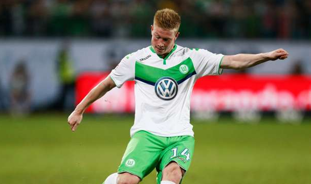 詹皇首秀：姆博莫曼联生涯首场比赛表现总结（姆博莫曼联首秀：首场比赛表现盘点）