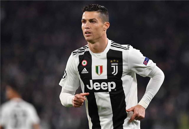 乔治娜点赞安东内拉庆祝梅西夺冠帖子，引发球迷热议（乔治娜为安东内拉庆祝梅西夺冠的动态点赞，掀起球迷热议）