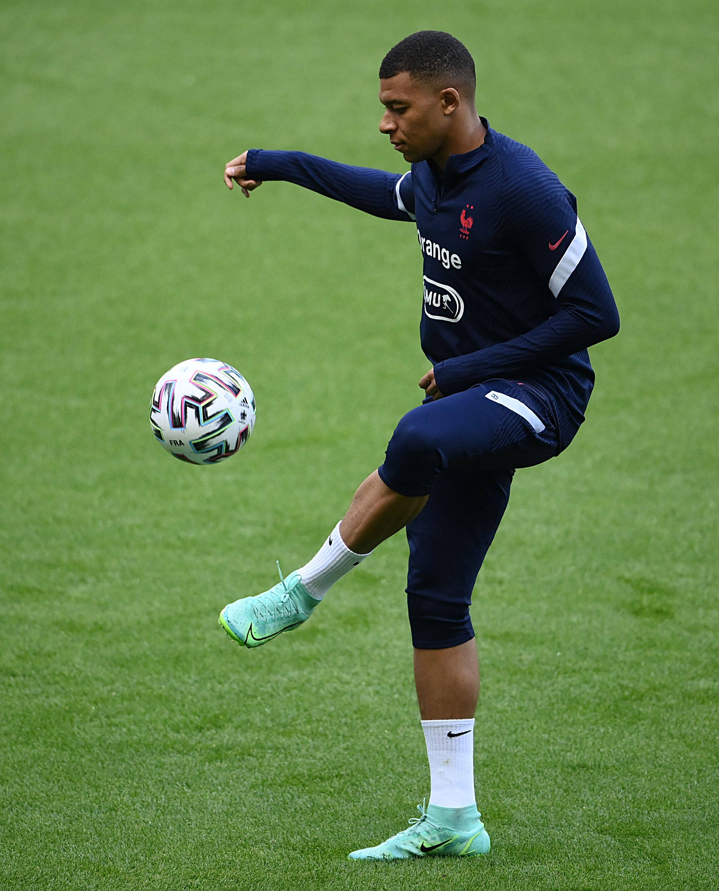 马德兴：中国足球受冷遇因成绩没突破，地方超火爆是大众怒其不争（马德兴：中国足球因成绩停滞遭冷落，地方热度背后是公众对其不争气的怒火）