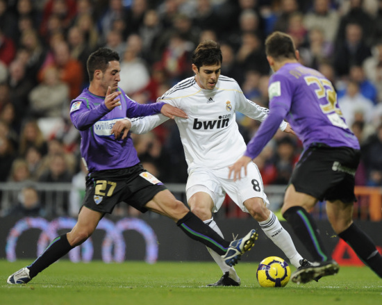 球星赛后向看台深深鞠躬（赛后球星面向看台致以深深一礼）